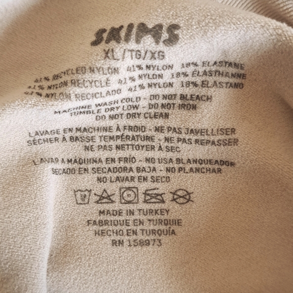 XLARGE    SKIMS SEAMLESS SCULPTING MID THIGH  BODYSUIT. - Picture 9 of 9